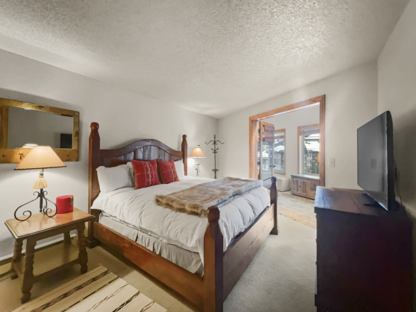 Copper MTN Center Village Pet Friendly condo Walk to Lift